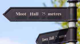 Sign pointing to Moot Hall and Town Hall