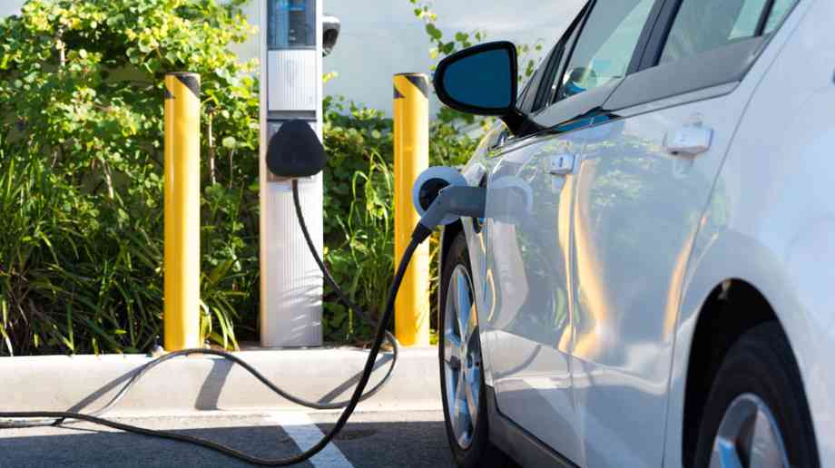 Electric vehicle using a chargepoint
